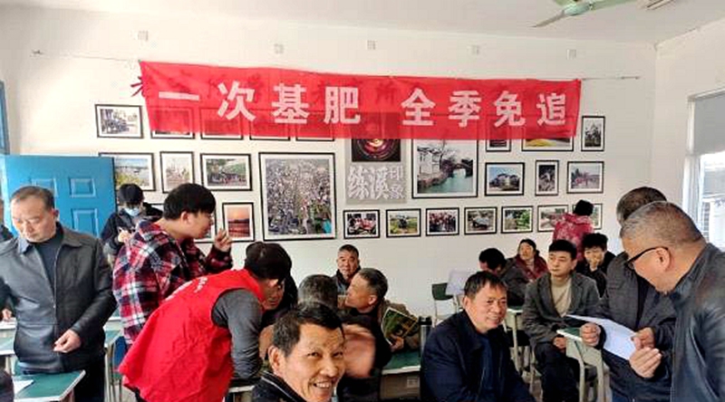 惠多利黨員農(nóng)技服務(wù)隊(duì)指導(dǎo)水稻大戶(hù)科學(xué)施肥