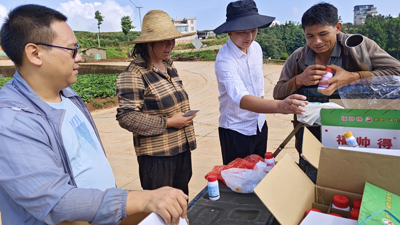 石原金牛為云南種植戶送技術、送優(yōu)惠