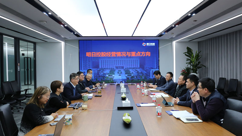 夏曉峰在明日控股、華都股份調研