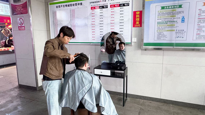 10元剪出幸福感：浦江農(nóng)批市場(chǎng)&ldquo;零距離&rdquo;服務(wù)暖民心
