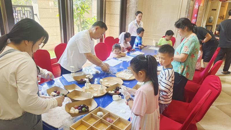 華都股份各房產(chǎn)項(xiàng)目開展“雙節(jié)”系列暖場(chǎng)活動(dòng)